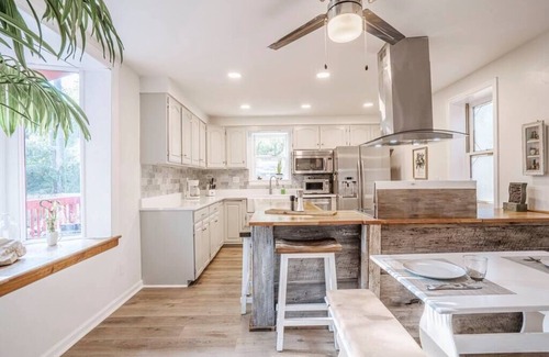 Columbia House | Farmhouse & Cottage near DT, USC