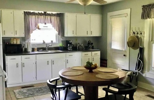Frankfort Cottage | Farmhouse Cottage local Horse farms, Distilleries, Winery Tours, walking trails.