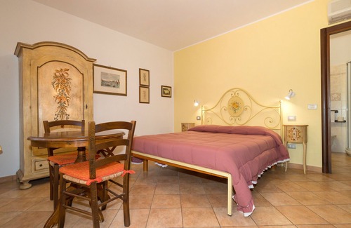 Campiglia Marittima Other | Farmhouse "Il Girasole - Uva" with Shared Pool & Wi-Fi