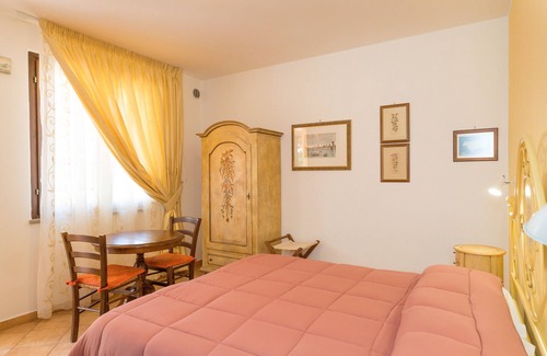 Campiglia Marittima Other | Farmhouse "Il Girasole - Uva" with Shared Pool & Wi-Fi