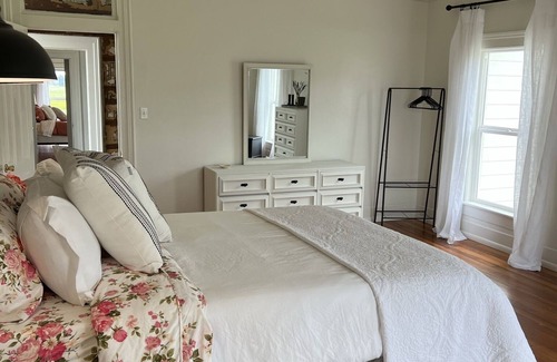 Ferndale Other | Farmhouse in beautiful Ferndale. Big enough for the whole family!