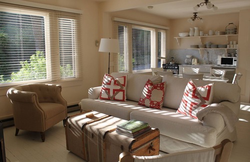 Calistoga Cottage | Farmhouse in the Heart of Napa Valley. Pool and Hot Tub