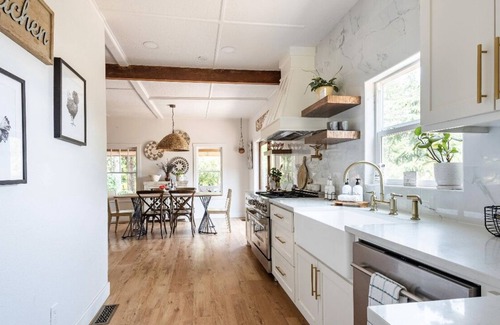 Hillsboro Other | Farmhouse on wine scenic route, alpacas and hot tub. Pet friendly.