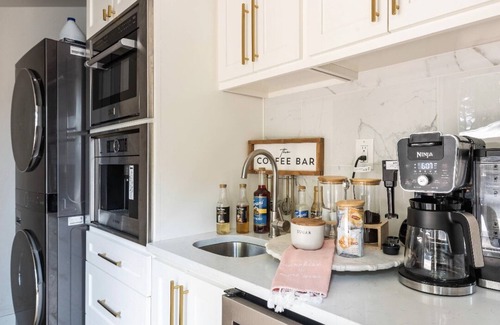 Hillsboro Other | Farmhouse on wine scenic route, alpacas and hot tub. Pet friendly.