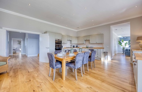 Bishopton House | Farmhouse Retreat with Large Hot Tub