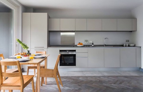 Rushmoor District Apartment | Farnborough 2 Bedroom | Relaxing Stay, Just Mins from Farnborough International