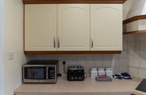 Rushmoor District House | Farnborough Stay - 5 Bedroom