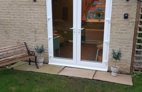 Farsley House | Farsley guest room seperate entrance with double bedroom and private shower room
