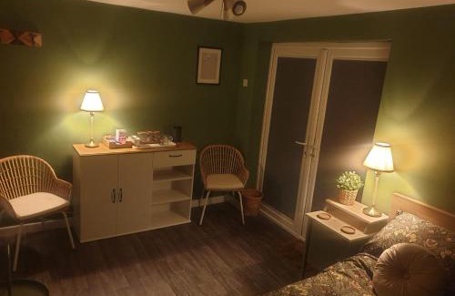 Farsley House | Farsley guest room seperate entrance with double bedroom and private shower room