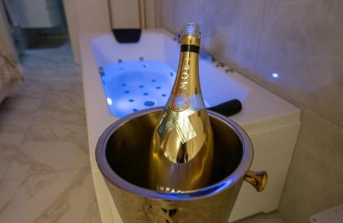 San Donato Apartment | FASHION APARTMENT GOLD Bologna with JACUZZI & CAR GARAGE