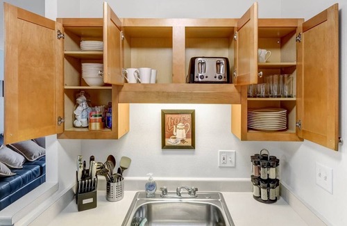 Wauwatosa Apartment | Fast WiFi - King Bed - Near Froedtert - Underground Parking