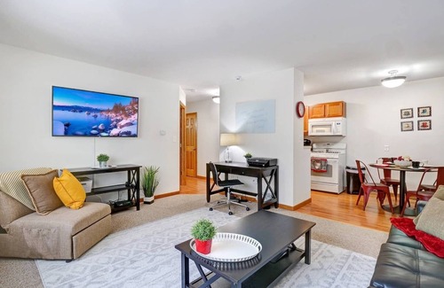 Wauwatosa Apartment | Fast WiFi - King Bed - Near Froedtert - Underground Parking