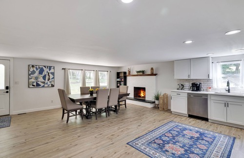 East Stroudsburg House | Fast Wifi/Lake/Water Park/Events/Gatherings/Firepit/Theater/AC