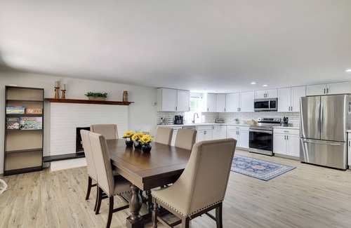 East Stroudsburg House | Fast Wifi/Lake/Water Park/Events/Gatherings/Firepit/Theater/AC