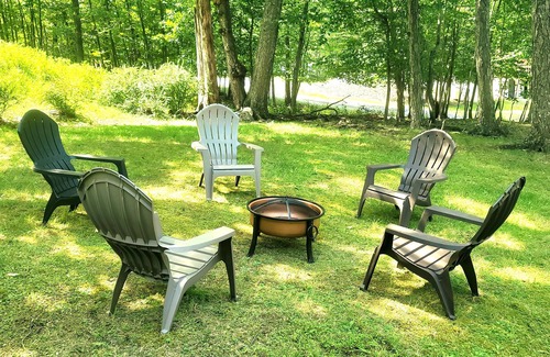East Stroudsburg House | Fast Wifi/Lake/Water Park/Events/Gatherings/Firepit/Theater/AC