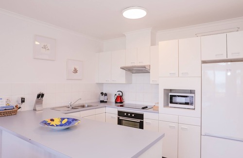 Mollymook Beach Apartment | Fathoms 15 Beach, pool, Tennis and Wifi Linen Provided