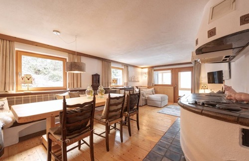 Pettneu am Arlberg Apartment | ☆ FavoriteStays Comfort Apartment with Terrace