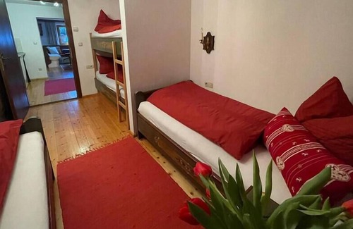 Pettneu am Arlberg Apartment | ☆ FavoriteStays Comfort Apartment with Terrace