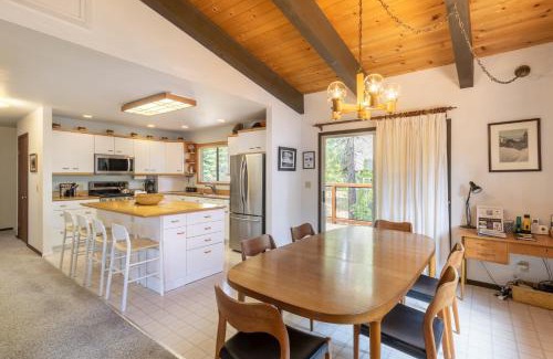 Tahoma House | Fawn by AvantStay Secluded Cabin w Large Deck Surrounded by Forest