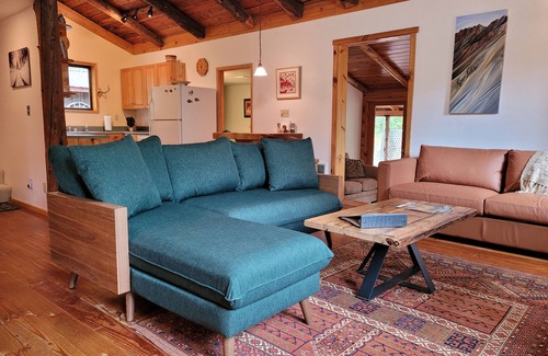 Mazama Cabin | Fawn Creek Hideaway-Close to Mazama&Ski Trails!