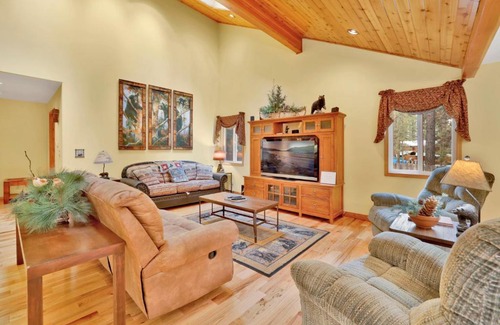 Fawnskin Ski Chalet | Fawnskin Log Cabin- Luxurious Group Log Cabin Estate- Hot Tub- Walk to Lake
