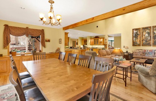 Fawnskin Ski Chalet | Fawnskin Log Cabin- Luxurious Group Log Cabin Estate- Hot Tub- Walk to Lake