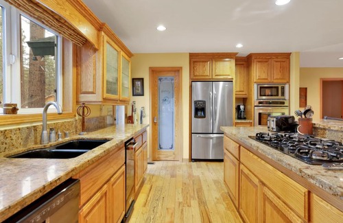 Fawnskin Ski Chalet | Fawnskin Log Cabin- Luxurious Group Log Cabin Estate- Hot Tub- Walk to Lake