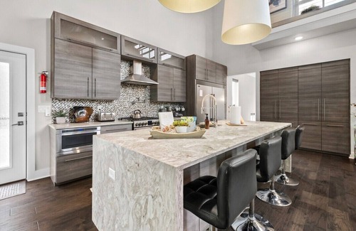 Fayetteville House | Fayetteview Rooftop Balcony Hot Tub 5 Min to DT