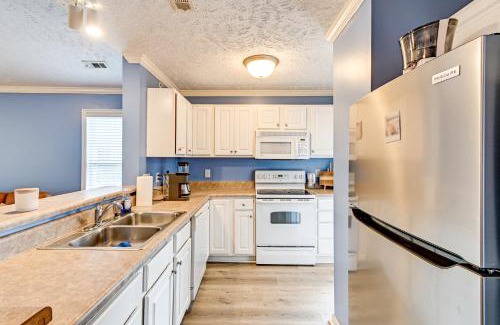 Westover Apartment | Fayetteville Autumn Escape Lake Views and Home Gym