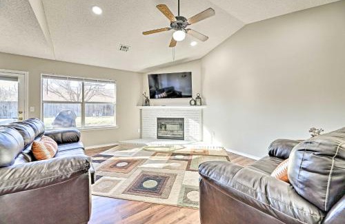 Fayetteville House | Fayetteville Home with Hot Tub about 3 Mi to U of A!
