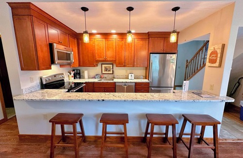 Bretton Woods House | FC44 Renovated 3bed/3bath Forest Cottage - AC, views, yard, fast wifi. Walk to skiing!
