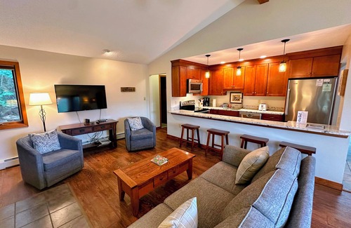 Bretton Woods House | FC44 Renovated 3bed/3bath Forest Cottage - AC, views, yard, fast wifi. Walk to skiing!