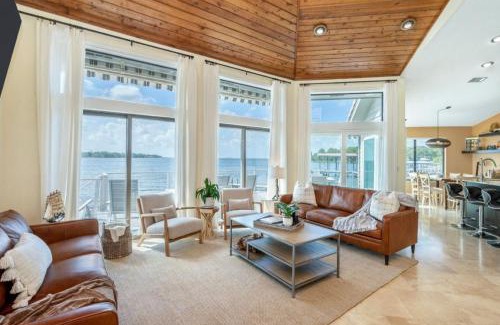 Niceville House | FEATURED ON HGTV'S MY LOTTERY DREAM HOME! Private dock, 15 minute boat ride to Crab Island, 20 minute drive to Destin, Pet Friendly