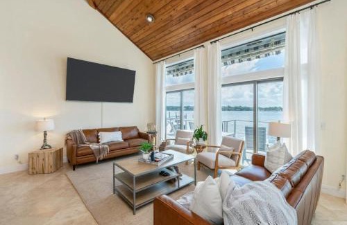 Niceville House | FEATURED ON HGTV'S MY LOTTERY DREAM HOME! Private dock, 15 minute boat ride to Crab Island, 20 minute drive to Destin, Pet Friendly