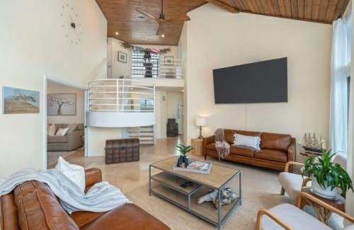 Niceville House | FEATURED ON HGTV'S MY LOTTERY DREAM HOME! Private dock, 15 minute boat ride to Crab Island, 20 minute drive to Destin, Pet Friendly