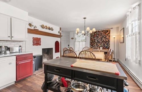 Epping Apartment | Federal on Exeter | Circa 1805 | UNH |Pet-Friendly