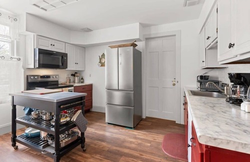 Epping Apartment | Federal on Exeter | Circa 1805 | UNH |Pet-Friendly