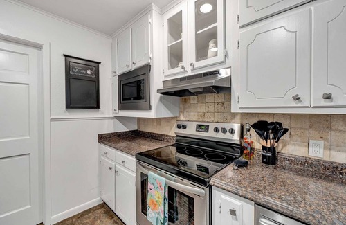 Tyler House | Feel Good, Spacious Home - Centrally located!