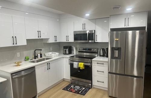 Calgary House | Feel Like Home spacious 2-bedroom 1 bath Suite in NW Calgary
