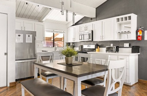 Big Bear Lake House | Feet Away From Slopes Modern Snow Summit Cabin