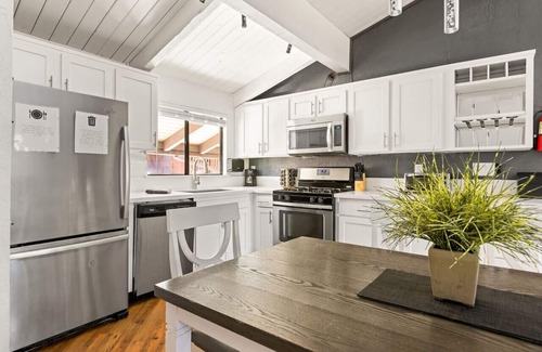 Big Bear Lake House | Feet Away From Slopes Modern Snow Summit Cabin