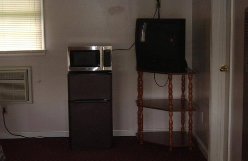 Clarence Hotel | Fels Three Crown Motel