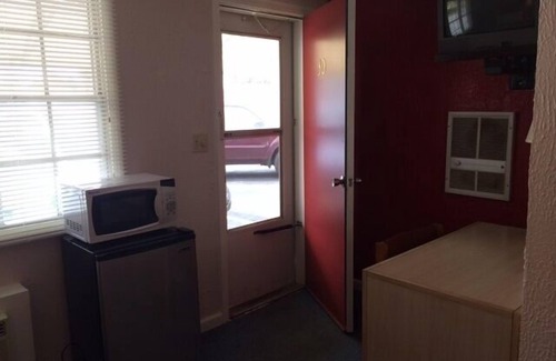Clarence Hotel | Fels Three Crown Motel