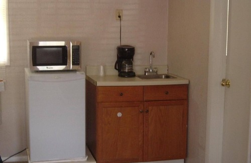 Clarence Hotel | Fels Three Crown Motel