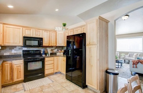 Orem House | Fenced Backyard, PickleBall Courts Close!