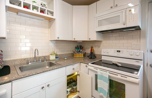 Durham House | Fenced-DownTown-Pets-No Steps-Blazing Wifi-Stocked Kitchen-