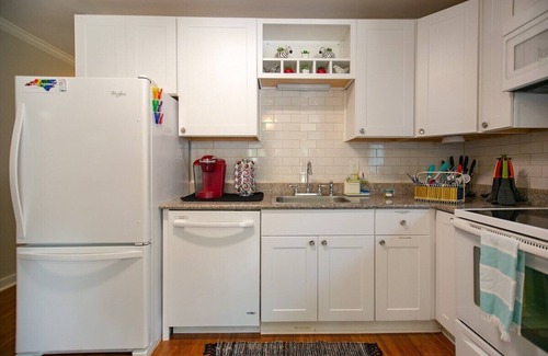 Durham House | Fenced-DownTown-Pets-No Steps-Blazing Wifi-Stocked Kitchen-