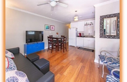 Durham House | Fenced-DownTown-Pets-No Steps-Blazing Wifi-Stocked Kitchen-