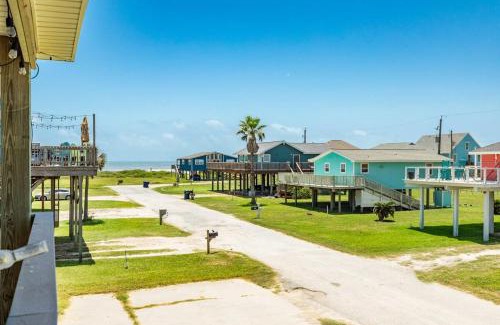 Surfside Beach House | Fenced Pup-Friendly Yard Easy Walk to Beach