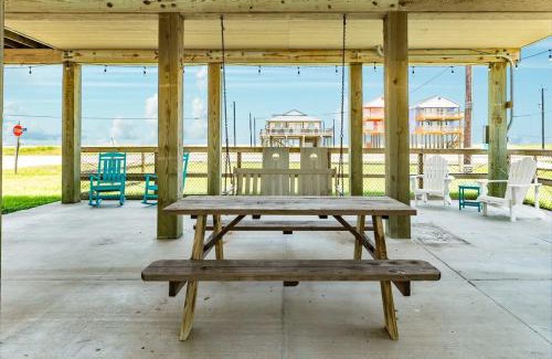 Surfside Beach House | Fenced Pup-Friendly Yard Easy Walk to Beach